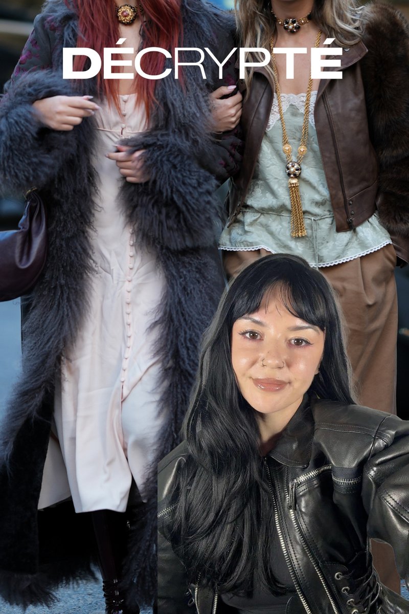 Trois individus portent des tenues superposées : un long manteau foncé en fausse fourrure, une robe rose à boutons et une veste en cuir marron texturée avec des accents.