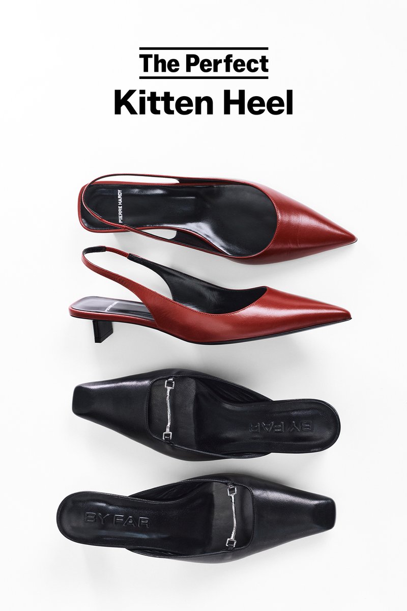 Zapato slingback rojo de punta afilada con tacón bajo y mule negro de punta cuadrada con detalle de hebilla plateada sobre fondo blanco.