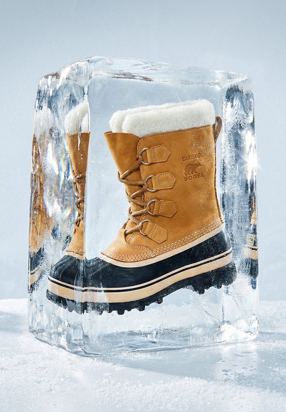 Beige waterdichte laars met nepbontvoering, rubberen zool en veterontwerp. Omgeven door een doorzichtige ijsblok, wat duurzaamheid en isolatie benadrukt.