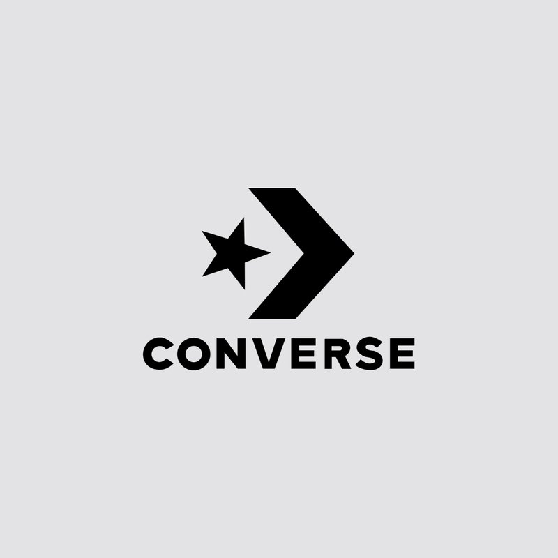 Zwart Converse-logo met een ster en een pijl op een lichtgrijze achtergrond. De merknaam "CONVERSE" staat prominent weergegeven.