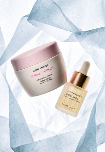 Słoik kremu do ciała Laura Mercier Ambre Vanille i butelka naturalnego serum wzmacniającego Bakuchiol marki Rituals na białym, teksturowanym tle.