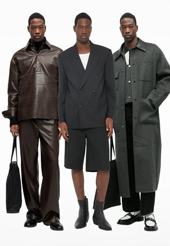 Trois mannequins masculins portent des tenues distinctes : une chemise en cuir marron, un manteau noir à double boutonnage, et une veste en laine grise, associées à différents pantalons et chaussures.