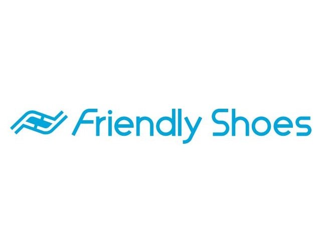 Logo azzurro chiaro con il testo "Friendly Shoes", con un grafico stilizzato di un piede integrato nel design.