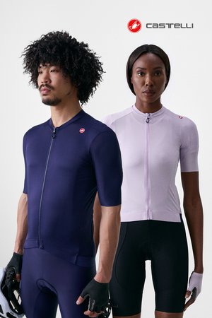 Due ciclisti mostrano abbigliamento atletico elegante: un uomo in una maglia blu navy e una donna in una maglia viola chiaro, entrambi pronti per andare in bicicletta.