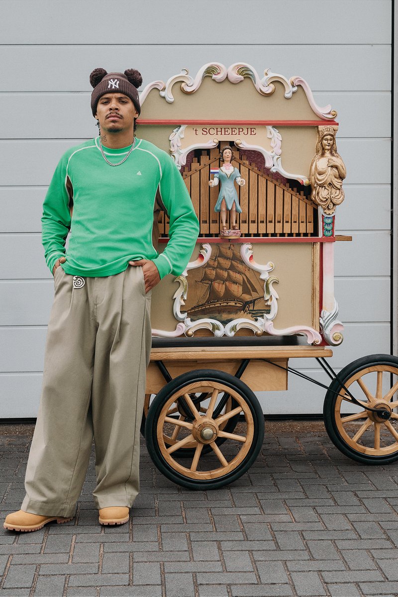 Boîte à musique vintage dans des couleurs pastel avec des gravures élaborées, comprenant un orgue en bois et des figurines. Inclut une peinture de bateau et des accents décoratifs.