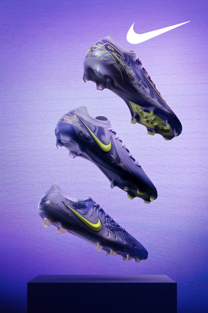 Tres pares de botas de fútbol Nike moradas con acentos amarillos, exhibidas sobre un fondo degradado morado en un pedestal negro.