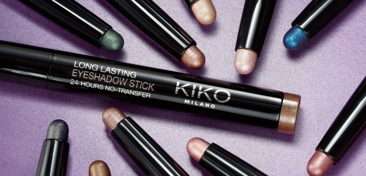 Stick ombretto Kiko Milano a lunga durata in diversi colori scintillanti disposti su una superficie viola.
