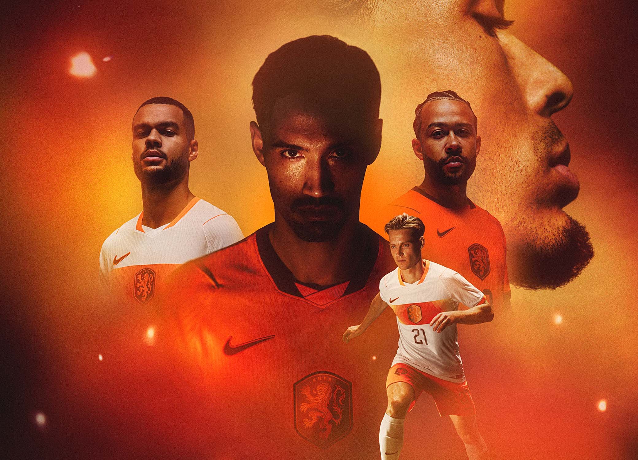 Πέντε ποδοσφαιριστές που φορούν τις φανέλες της εθνικής ομάδας της Ολλανδίας, με φόντο πορτοκαλί και εφέ λαμπερών φώτων.