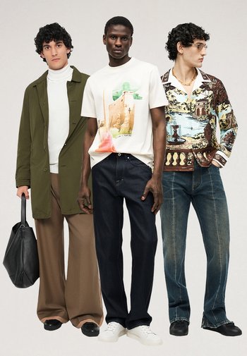 Drie mannen staan in casual outfits: een met een groene jas en wijde broek die een tas vasthoudt, een ander met een grafisch T-shirt en donkere jeans, de derde met een bedrukte blouse en jeans.