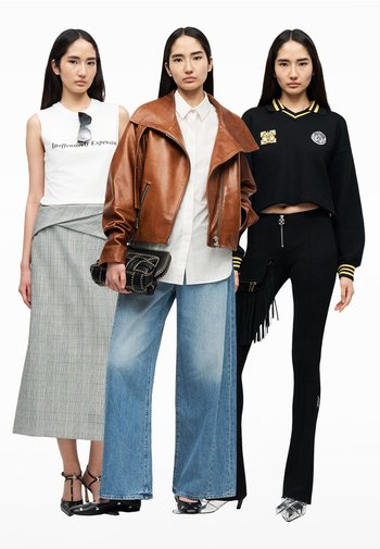 Drei Frauen stehen nebeneinander und tragen modische Outfits: Karierter Rock mit weißem ärmellosem Oberteil, braune Lederjacke mit weit geschnittenen Jeans und schwarzer kurzer Pullover mit schwarzer Hose.