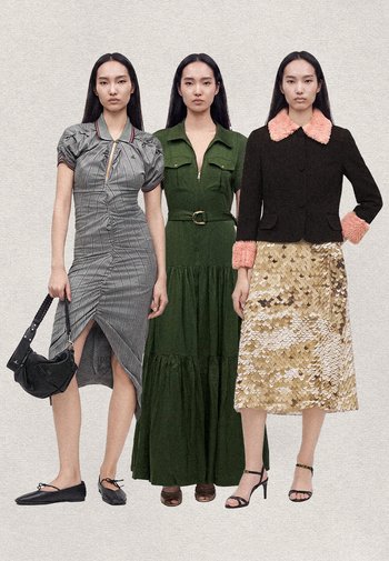 Trois femmes debout côte à côte portant une robe grise à fines rayures, une longue robe verte ceinturée et une veste noire avec une bordure de fourrure rose et une jupe dorée à sequins.