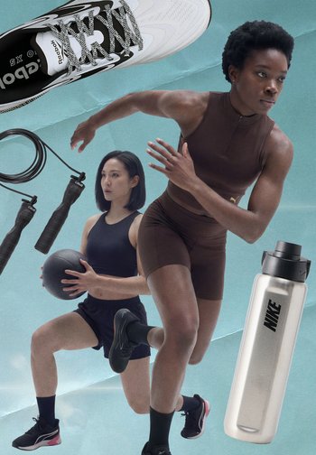 Athlètes en mouvement portant des vêtements de sport noirs, tenant un ballon médical, sautant à la corde, une chaussure blanche Reebok et une bouteille d'eau argentée Nike.