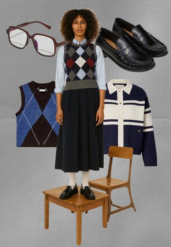 Sorte loafers, argyle sweater vest i marineblå, bordeaux og creme, sort nederdel, hvide sokker, runde briller, cardigan med marineblå og creme striber.