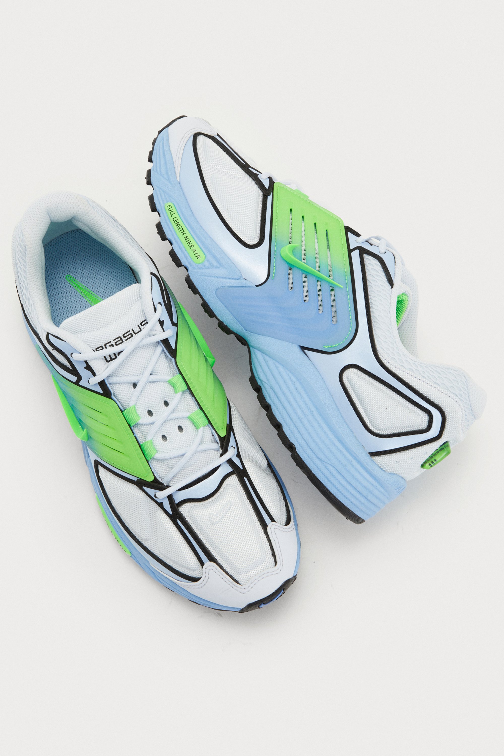 Witte sneakers met blauwe en groene accenten, voorzien van een zwarte rand en gelabeld met "Nike Air" aan de zijkant, weergegeven tegen een witte achtergrond.