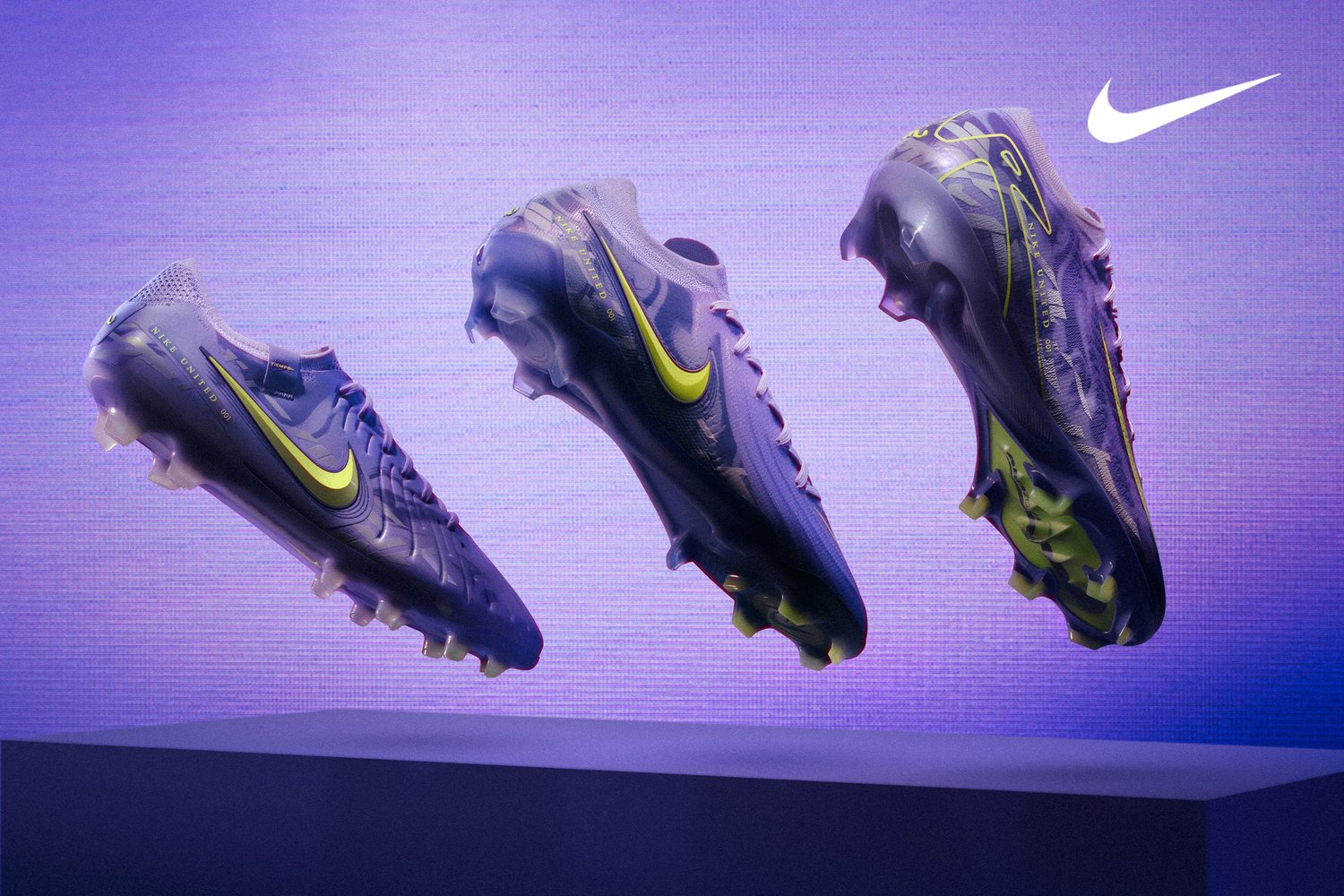 Tres pares de botas de fútbol Nike moradas flotan sobre un fondo morado, mostrando diseños elegantes y vibrantes acentos amarillos.
