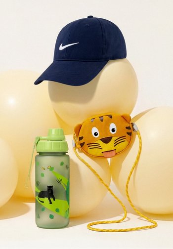 Temno modra kapa Nike na bež balonih, zelena steklenica za vodo s črno panterjo in listi, majhna torbica s tigrovo glavo in rumenim trakom.