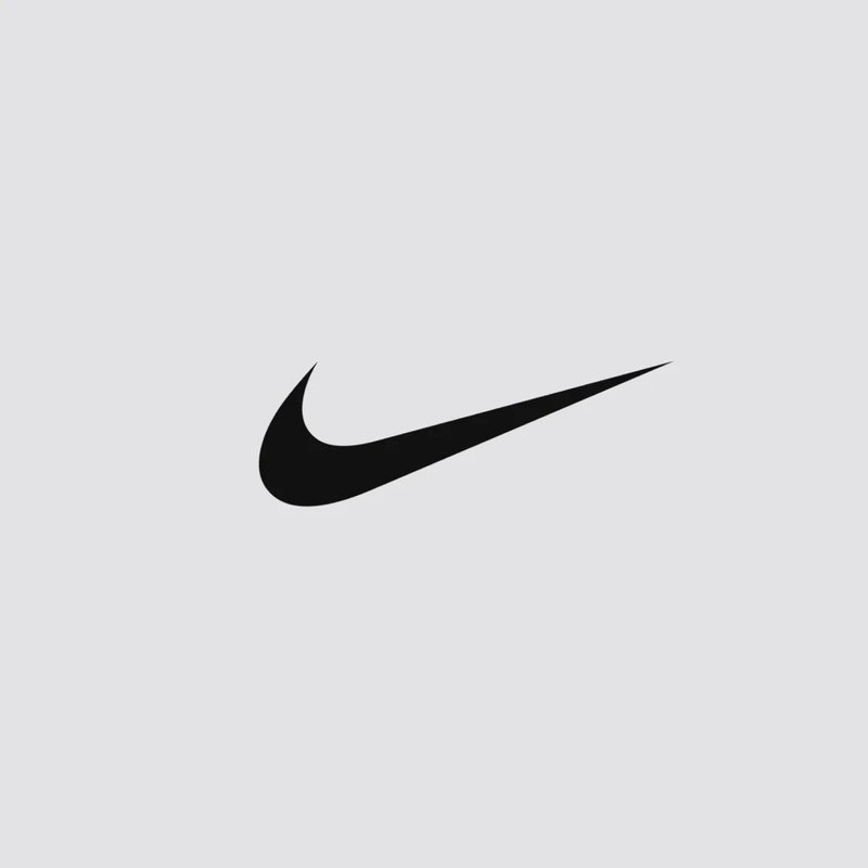 Zwart Nike Swoosh-logo op een effen witte achtergrond; heeft een gebogen ontwerp met een puntige uiteinde en een gladde textuur.