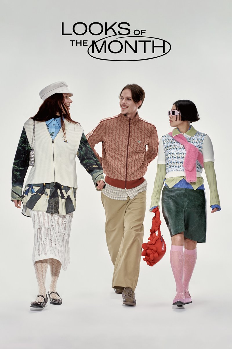 Tres modelos pasean juntos, mostrando una moda ecléctica. Uno lleva un sombrero y outfits en capas, otro una chaqueta con estampado, y el tercero sostiene un bolso rojo.