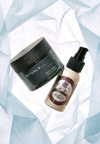 Rituals Homme Rasiercreme im Glas und Mr Bear Family Bartöl in der Pumpspender-Flasche auf zerknittertem weißem Papierhintergrund.