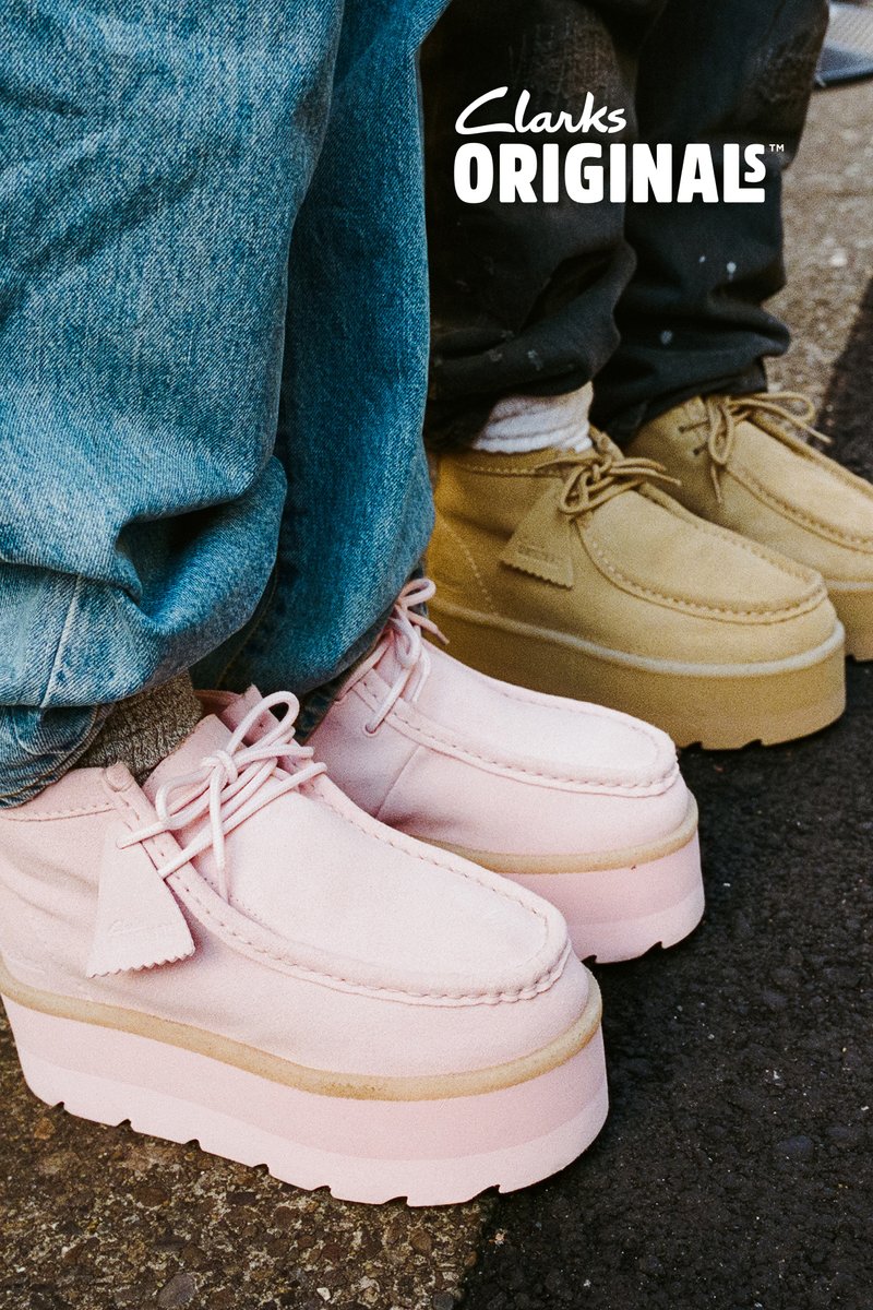 Roze suedelaarzen met platform en veters, naast beige suedelaarzen, beide met dikke rubberen zolen en afgeronde neusdesigns.