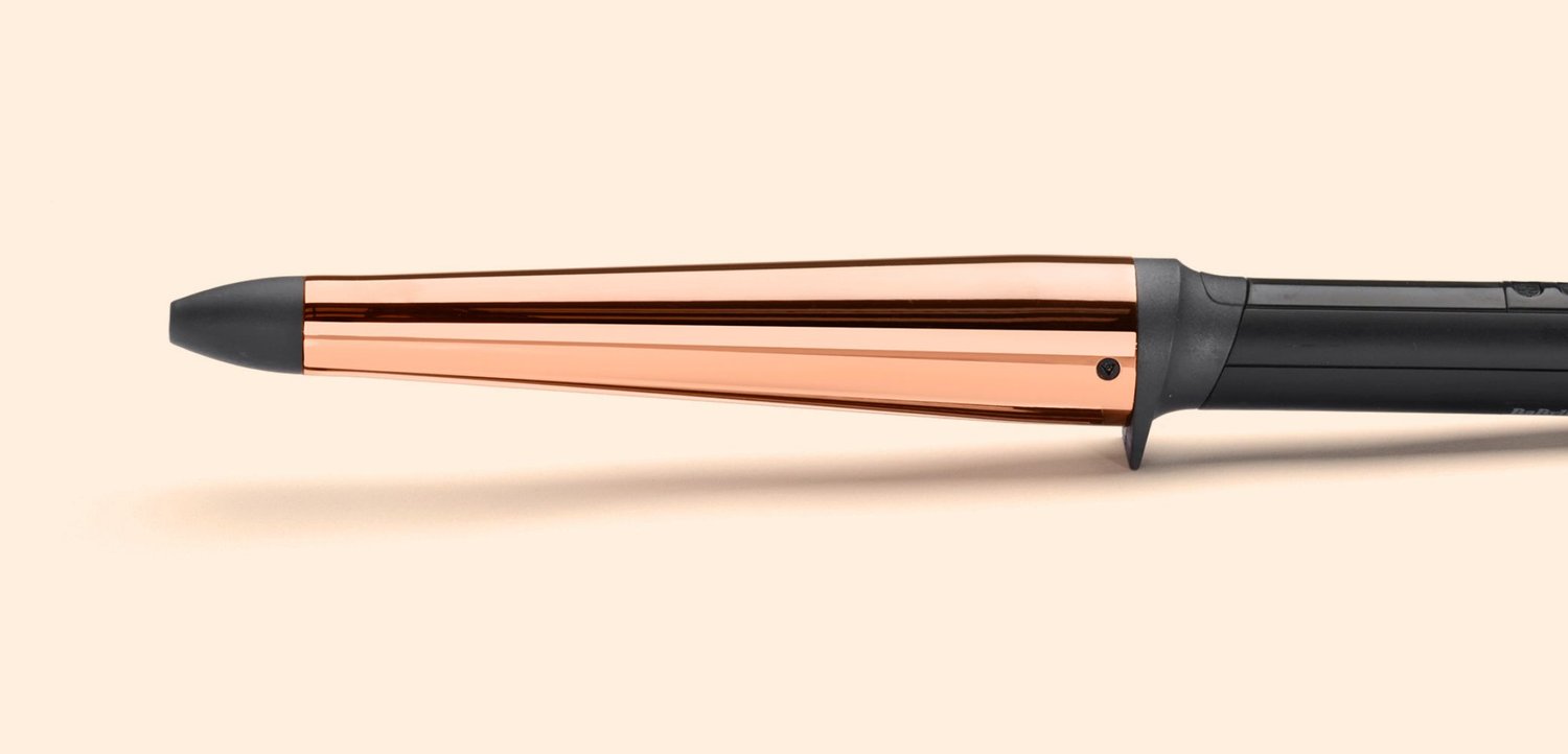Konischer Lockenstab in Roségold mit schwarzem Griff zum Stylen von Haaren auf hellem Hintergrund.