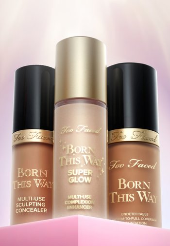 Tre Too Faced Born This Way makeupprodukter: multifunktionel sculpting concealer, superfglow teintforstærker og usynlig foundation.