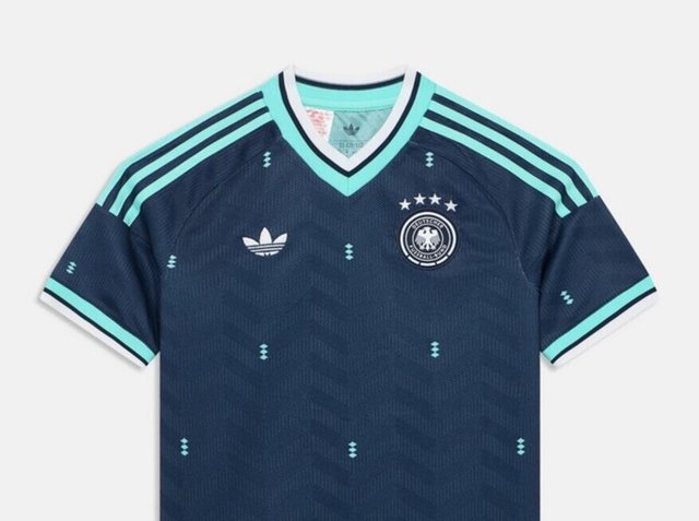 Sötétkék focimez világoskék csíkokkal a vállakon, négy csillagos csapatcímerrel a mellkason, és Adidas logóval az ellentétes oldalon.