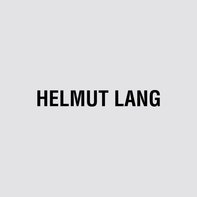 El texto en negrita dice "HELMUT LANG" sobre un fondo gris claro, enfatizando el nombre de la marca en un diseño minimalista.