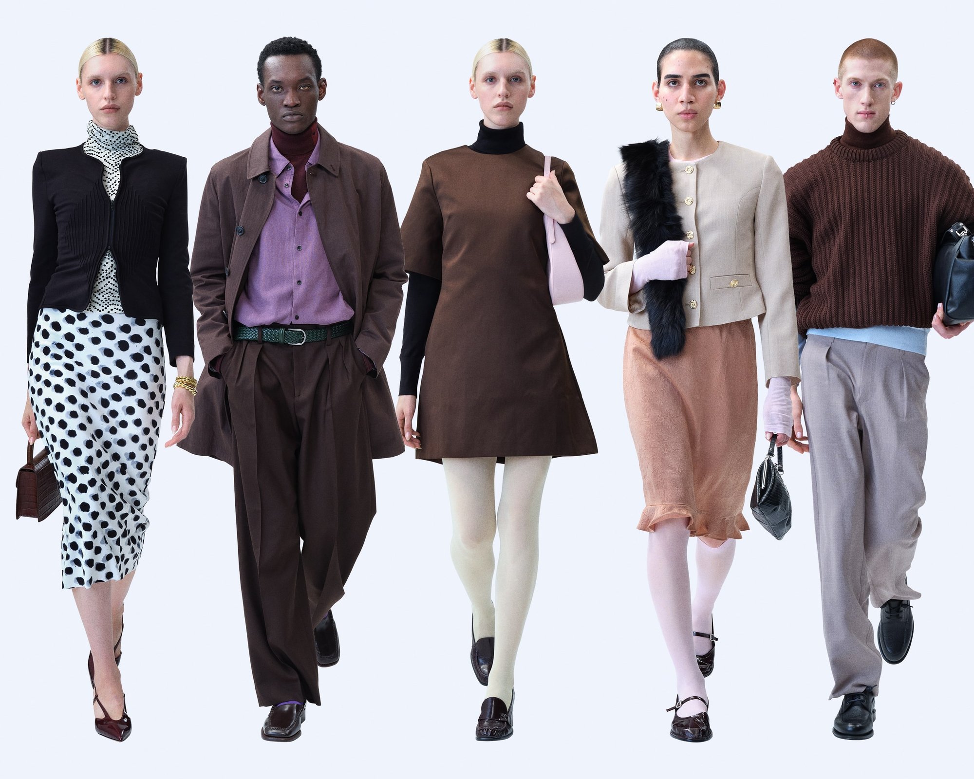 Cinque modelle mostrano vari completi: un giubbotto nero testurizzato, un trench coat marrone, un vestito marrone, un top beige con pelliccia e un maglione in maglia marrone.