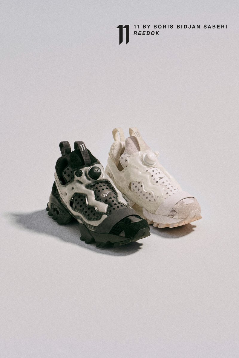 Dos pares de zapatillas Reebok, uno negro y otro blanco, presentadas con diseños y texturas distintas, sobre un fondo claro.