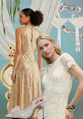 Zwei Frauen präsentieren elegante Kleider: eine in goldenen Pailletten mit Rückendetail, die andere in weißer Spitze hält einen weißen High-Heel-Schuh, vor dekorativen Accessoires.