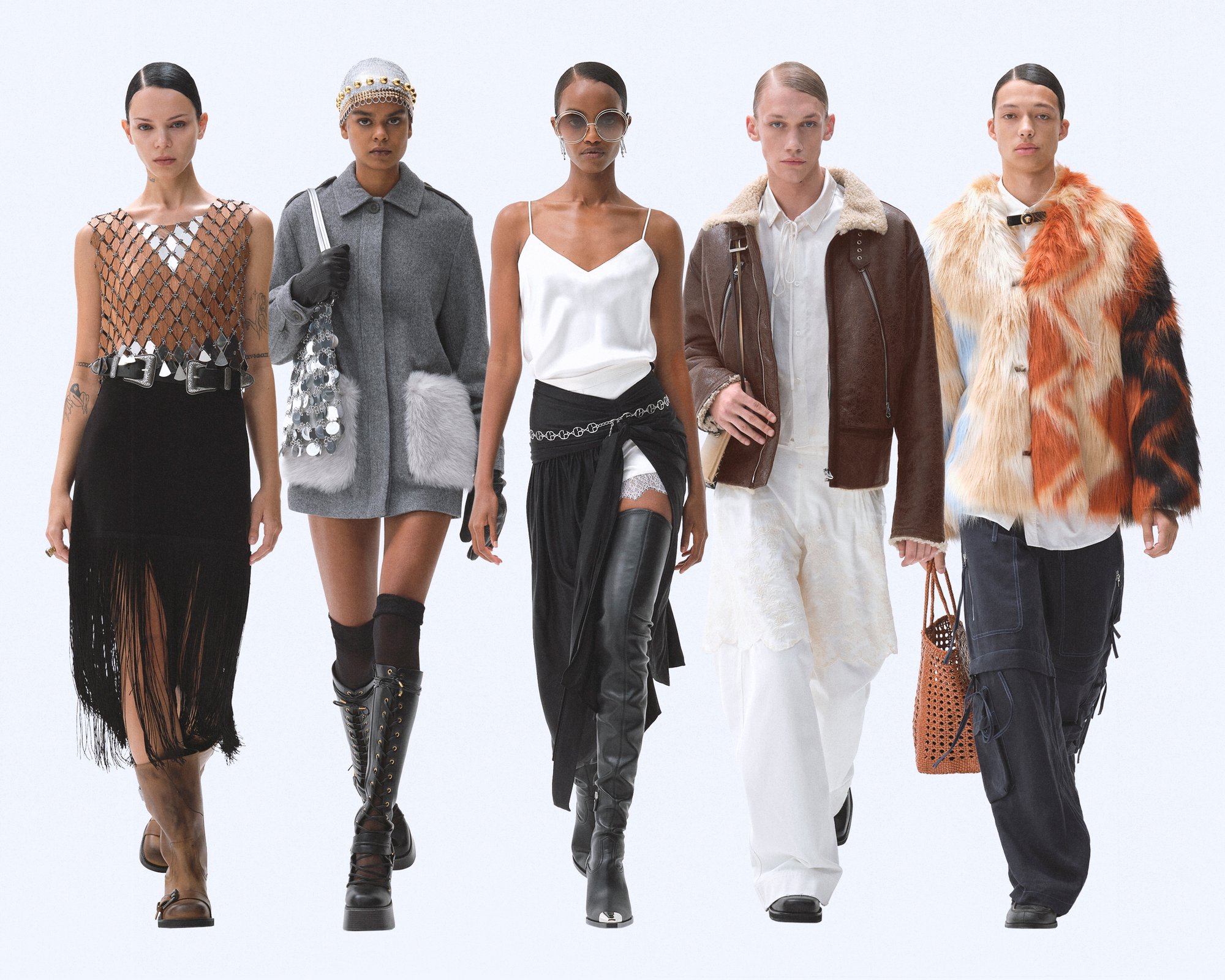 Cinco modelos caminan juntos, mostrando estilos de moda diversos: prendas con flecos, capas, y accesorios audaces contra un fondo minimalista.