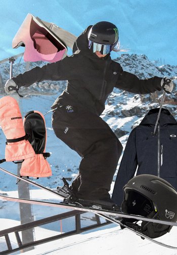 Skieur en tenue noire et casque effectuant un slide sur un rail dans la neige, avec des montagnes enneigées en arrière-plan et du matériel de ski comprenant des moufles, une veste et un casque tout autour.