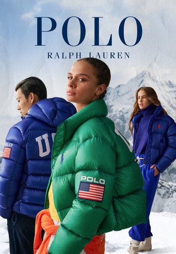 Drei Modelle in Winterjacken mit Polo Ralph Lauren-Logos stehen vor einer verschneiten Bergkulisse und heben die farbenfrohe, isolierte Oberbekleidung hervor.