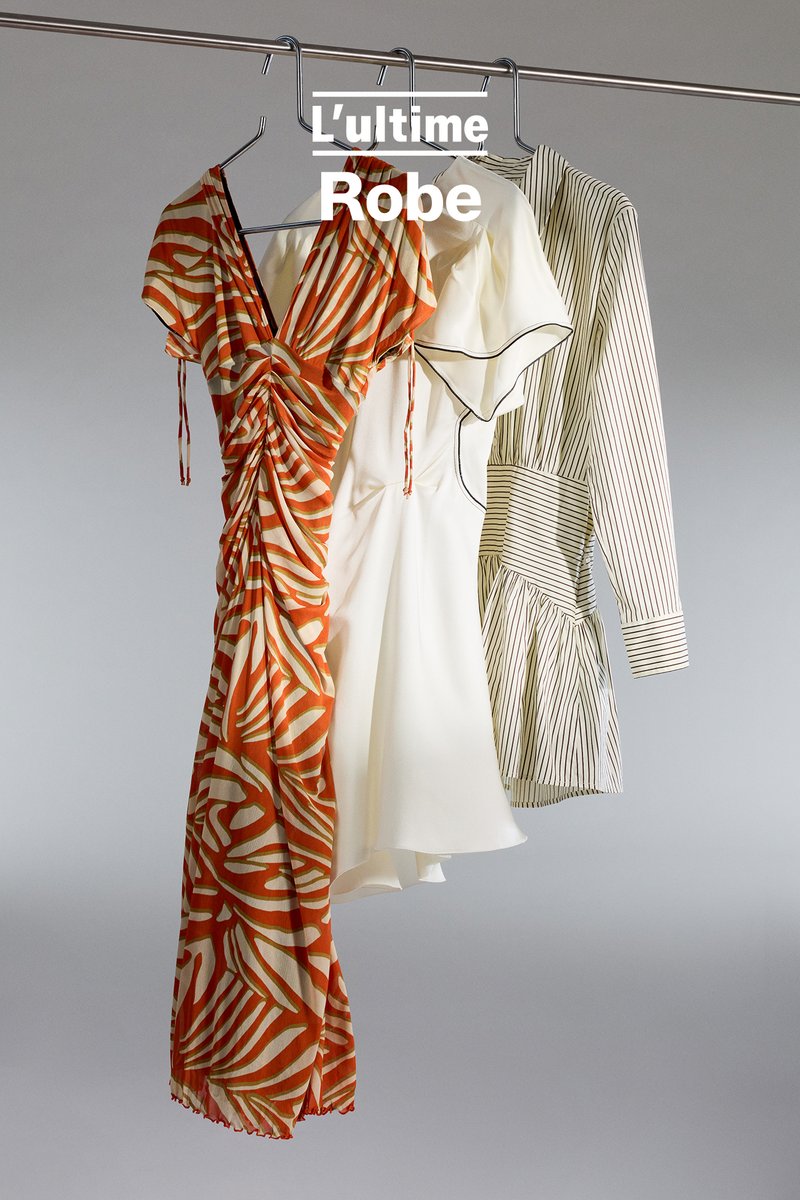 Trois robes sur des cintres : une orange avec des rayures ondulées, une blanche avec un motif subtil, et une blanche avec des rayures noires et un ourlet évasé.