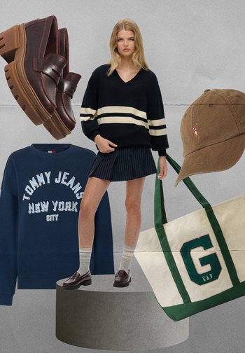 Mørk trøje med cremefarvede striber, marineblå sweatshirt, plisseret nederdel, brun skuldertaske, brune træsko og lyse strømper på en grå baggrund.