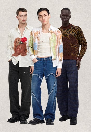Trois hommes sont debout côte à côte portant des vêtements stylés : une chemise blanche avec un motif de chien, une chemise graphique colorée avec un jean déchiré, et un pull à motifs avec un pantalon à carreaux.