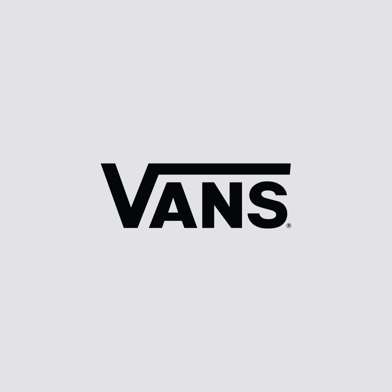 Logo negro de "VANS" sobre un fondo gris, con un subrayado estilizado que complementa las letras en negrita del nombre de la marca.