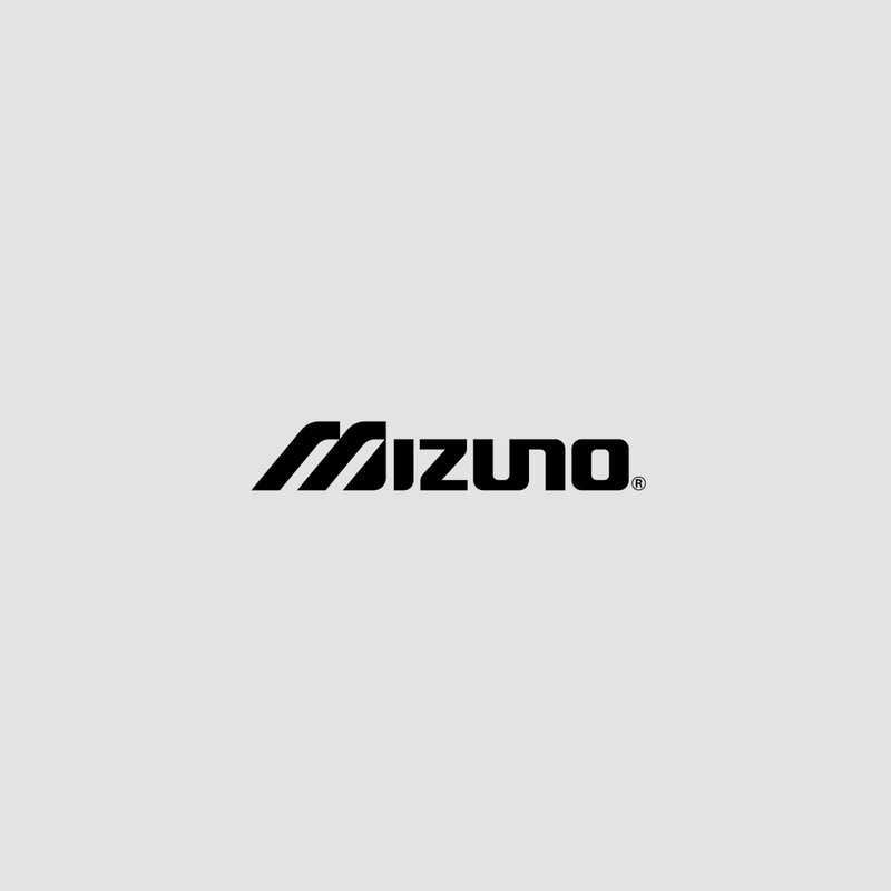 Logotipo negro de "Mizuno" sobre un fondo gris claro, con una "M" estilizada y el nombre de la marca en una fuente moderna y audaz.