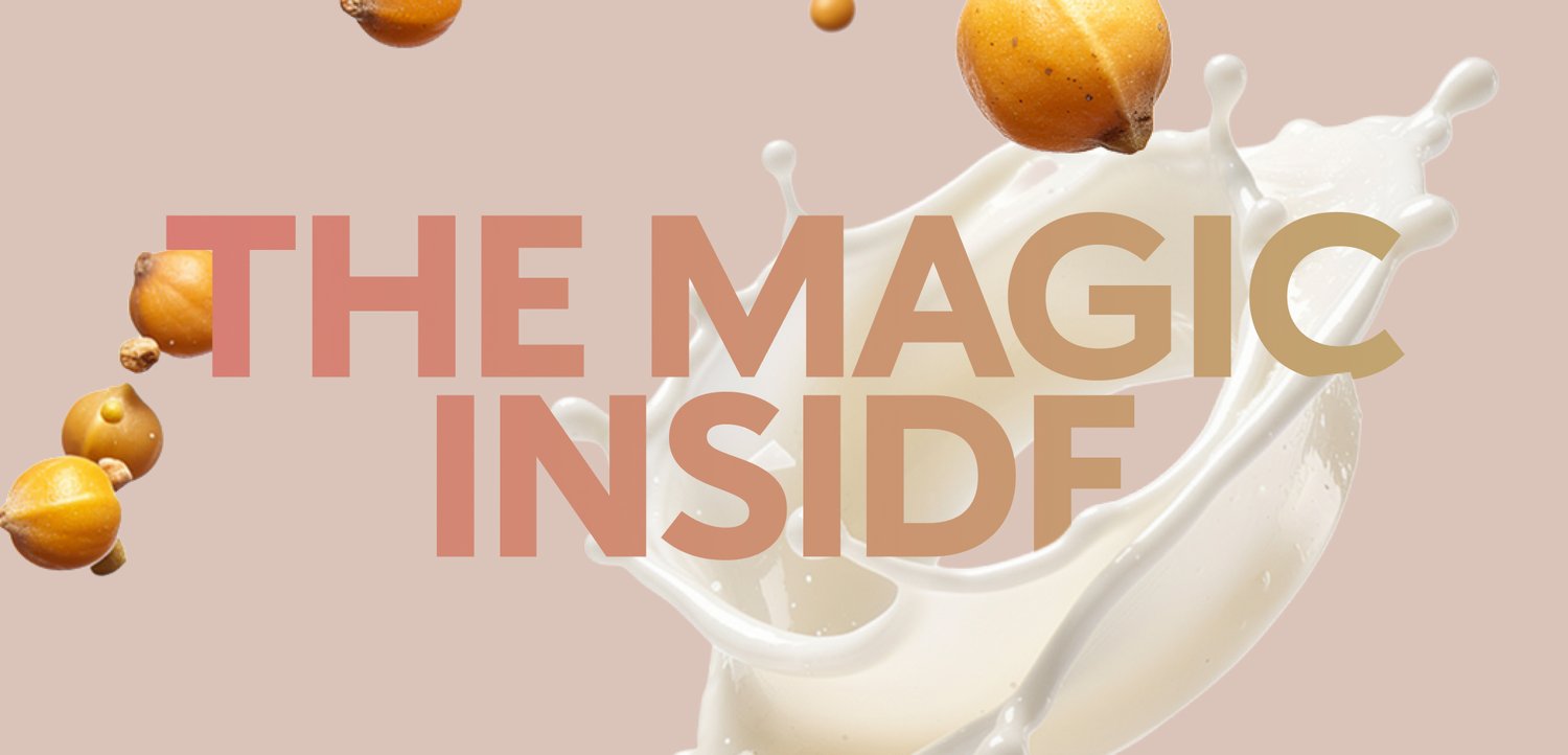 Le parole "THE MAGIC INSIDE" con nocciole che schizzano in un liquido bianco cremoso su uno sfondo beige.
