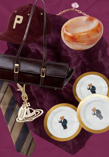 Bruine leren handtas met twee gespen, kastanjebruine pet met 'P', perzikstenen kom, gestreepte das en vier witte borden met gouden randen en afbeelding van een beer.