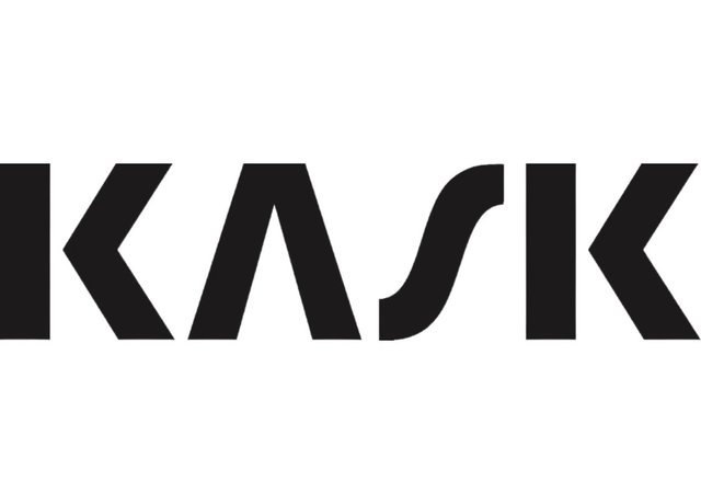 Logo noir avec le mot "KASK" dans une police de caractère stylisée avec des hauteurs et des angles variés sur un fond blanc.