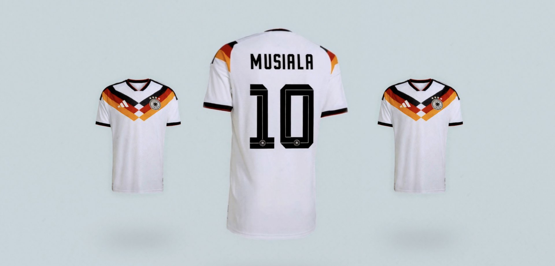 Weißes Deutschland-Fußballtrikot mit schwarzem, rotem und goldenem Chevron-Muster; „MUSIALA“ und Nummer 10 auf dem Rücken.