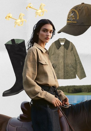 Une femme se tient à côté d'un cheval, portant une chemise à carreaux et un jean noir. Les accessoires incluent une casquette, une veste et des boucles d'oreilles en forme de cheval en or.