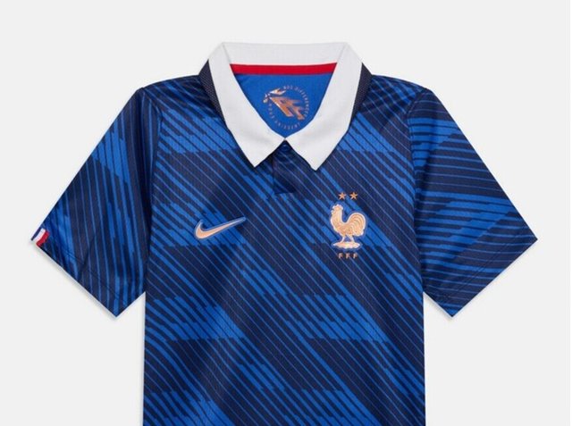 Kék mintás futballmez fehér gallérral, arany Nike logóval és arany Francia Labdarúgó Szövetség kakas emblémával, rajta két csillaggal.