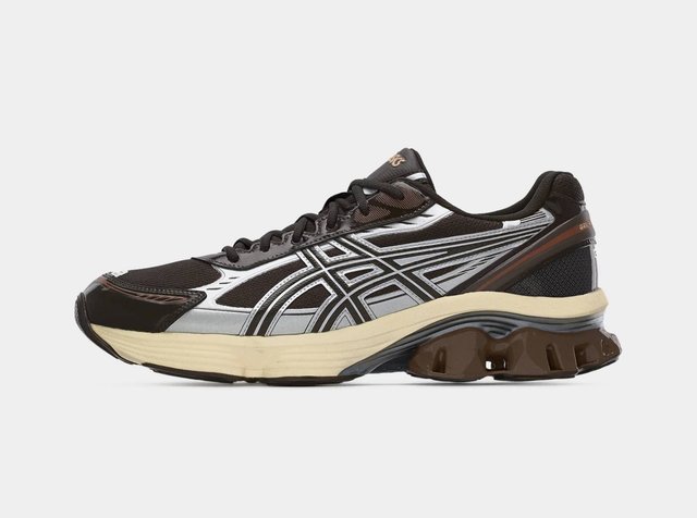 Ténis de corrida desportivo preto e prata com sola bege, atacadores pretos e detalhes acolchoados em castanho no meio da sola.