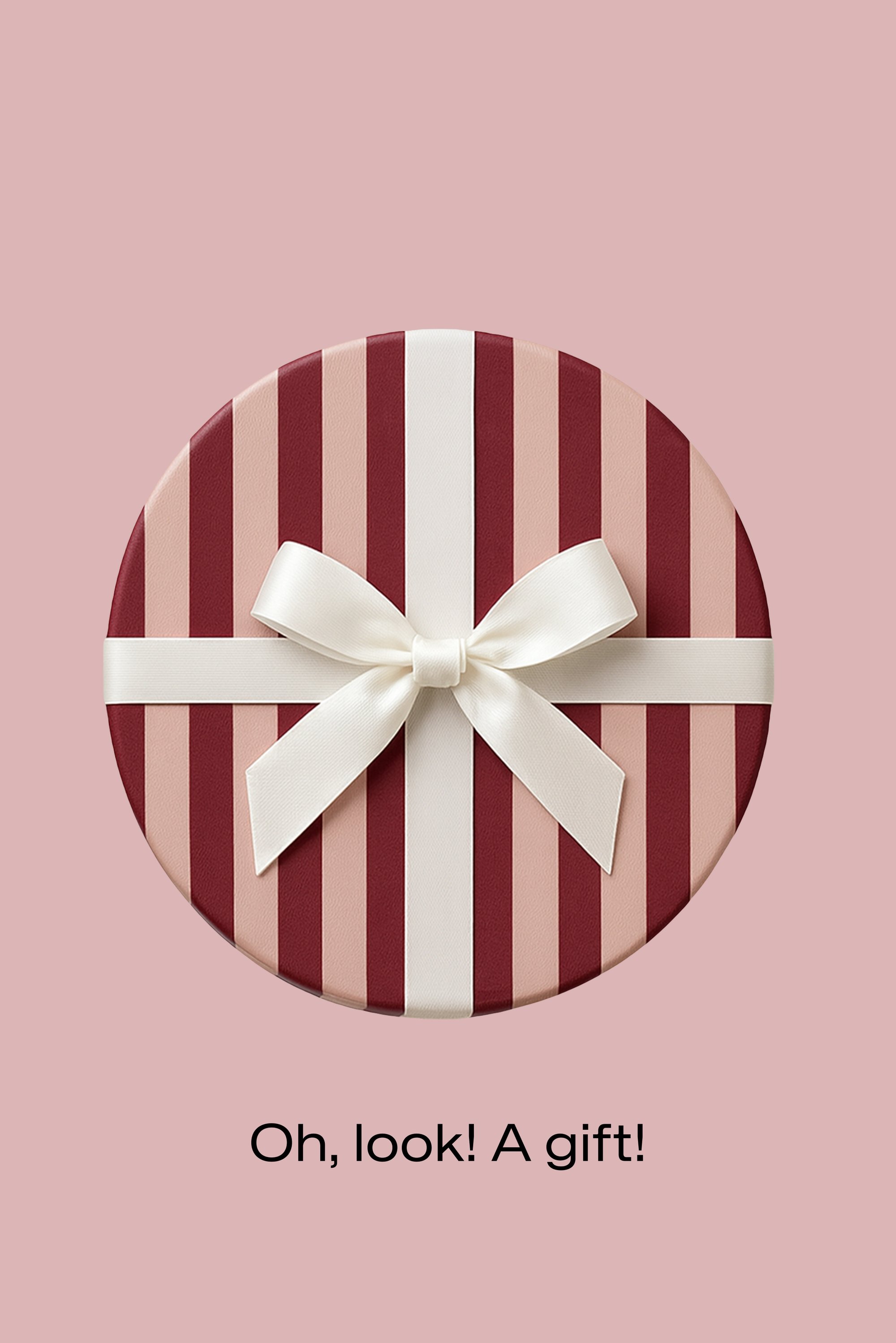 Caja de regalo redonda con rayas rojas y rosas, coronada con un lazo de cinta blanco, sobre un fondo rosa sólido.