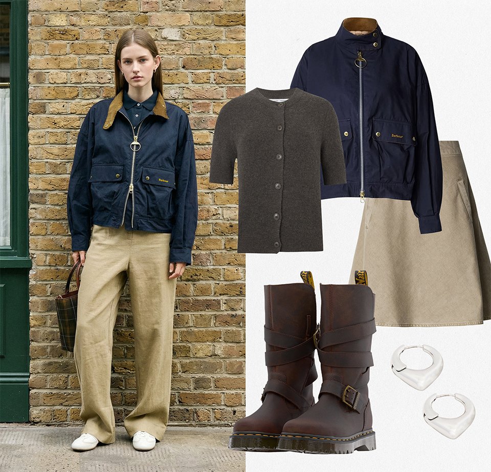 Vrouw die een marineblauw jasje, beige broek en witte schoenen draagt en bij een bakstenen muur staat; naast haar outfit omvat een marineblauw jasje, een grijze cardigan, een beige rok, bruine laarzen en zilveren oorringen.