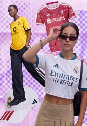 Personne en crop top blanc du Real Madrid et lunettes de soleil, une autre en maillot jaune du Borussia Dortmund et pantalon noir, et un maillot rouge de Liverpool exposé.