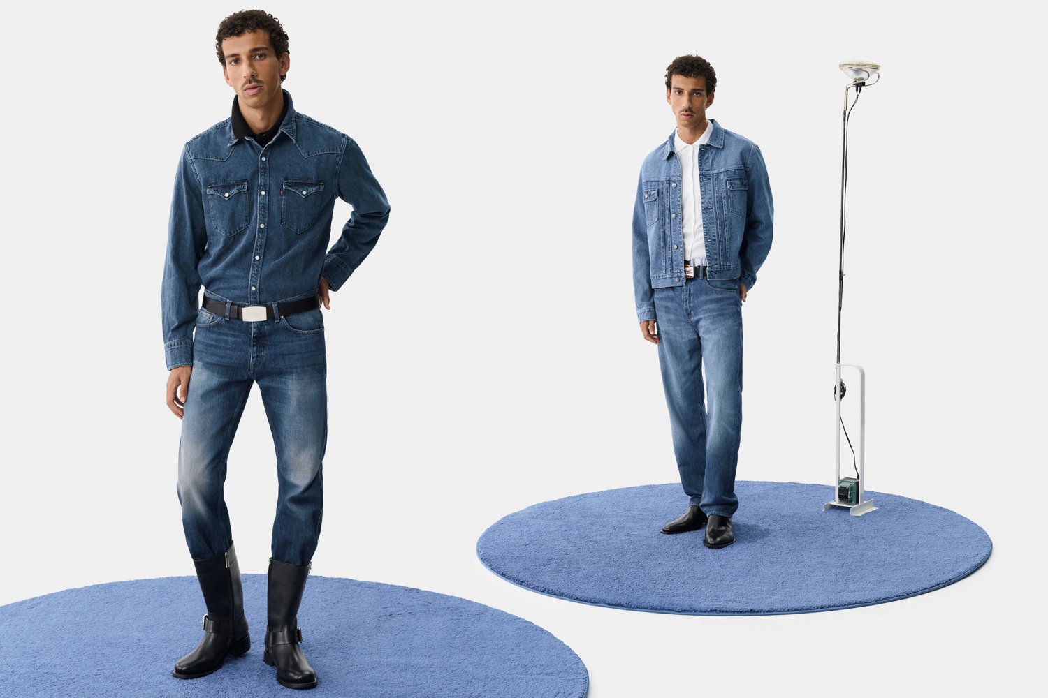Denimjack en -hemd in diepblauw, gecombineerd met vervaagde blauwe jeans. Zwarte laarzen. Twee modellen staan op ronde blauwe tapijten met een lamp.